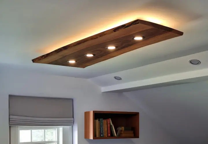 Un elegante plafón led madera ilumina la estancia, con focos integrados y luz indirecta que crea un ambiente cálido.