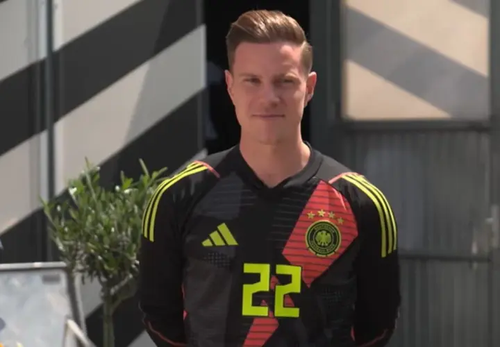 Marc-André ter Stegen w czarnej koszulce z numerem 22 i godłem Niemiec, gotowy do gry.