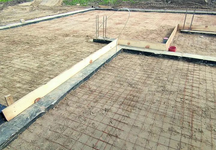 Fundament pod budowę z siatką zbrojeniową i szalunkiem. Czekamy na beton, by sprawdzić, ile cm chudziaka będzie potrzebne.