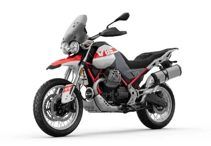 Moto Guzzi V85 TT, una moto de aventura con estilo retro, lista para explorar caminos.