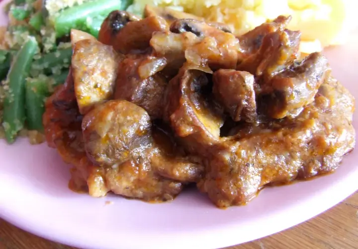 Karkówka z pieczarkami w sosie, podana z zieloną fasolką i purée. Pyszny obiad!