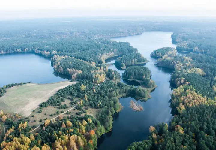 Malowniczy krajobraz z lotu ptaka: jeziora, lasy i pola. Tleń atrakcje przyrodnicze zachwycają jesiennymi barwami.