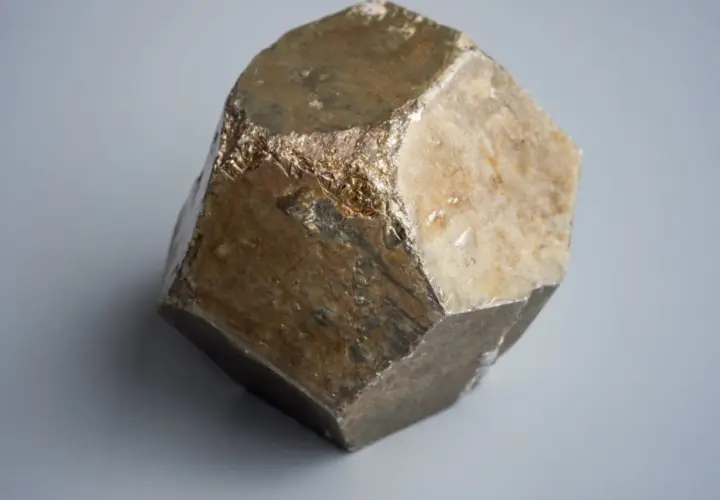 Ein facettierter Markasit-Kristall mit metallischem Glanz. Seine natürliche Markasit Wirkung wird oft mit Stärke und Schutz assoziiert.