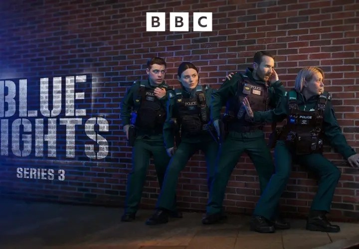 Poliser i mörkgröna uniformer, med texten "BLUE LIGHTS SERIES 3" och BBC-logotypen. Blåa ljus lyser upp scenen.
