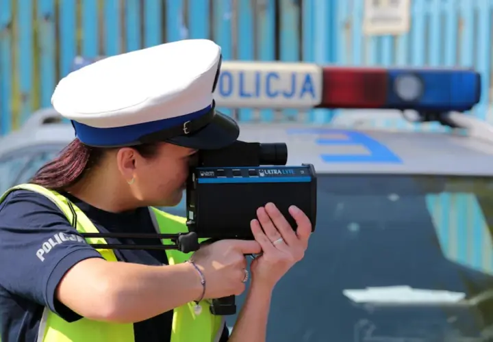 Policjantka mierzy prędkość z bliskiej odległości za pomocą radaru.