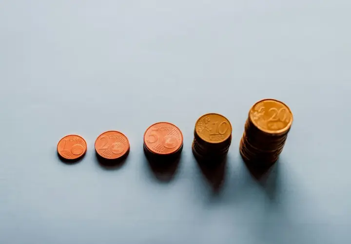 Rosnące stosy monet euro od 1 do 20 centów symbolizują waloryzację i rewaloryzację wartości pieniądza.