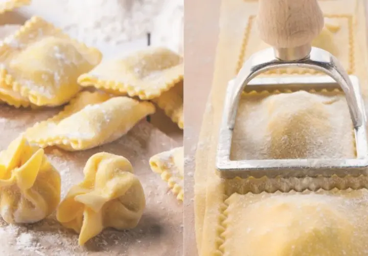 Ravioles y tortellini hechos a mano, pasta sin huevo, espolvoreados con harina, listos para cocinar.
