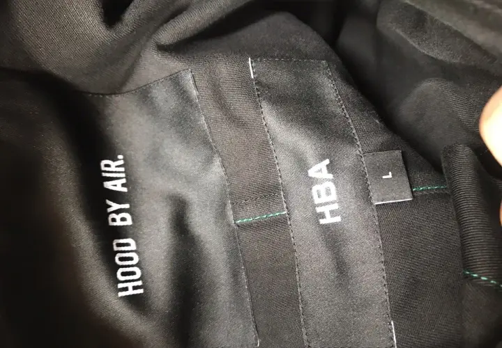 Metka z napisem HOOD BY AIR i HBA, rozmiar L, na czarnej podszewce.