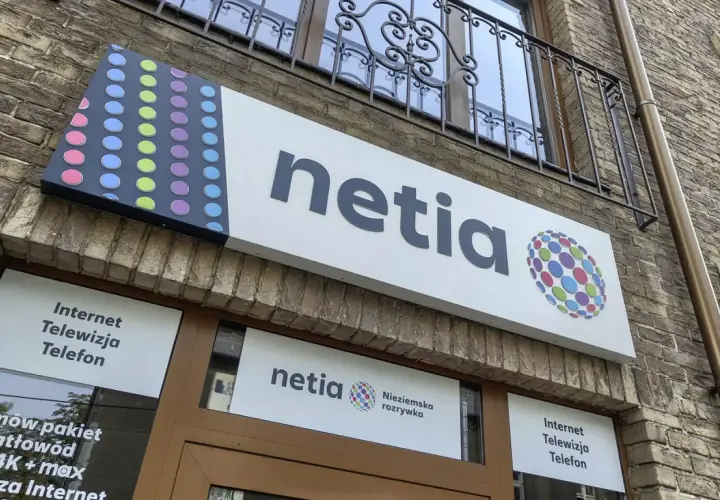Netia: Internet i telewizja 43 zł. Oferta obejmuje światłowód, TV 4K+max.