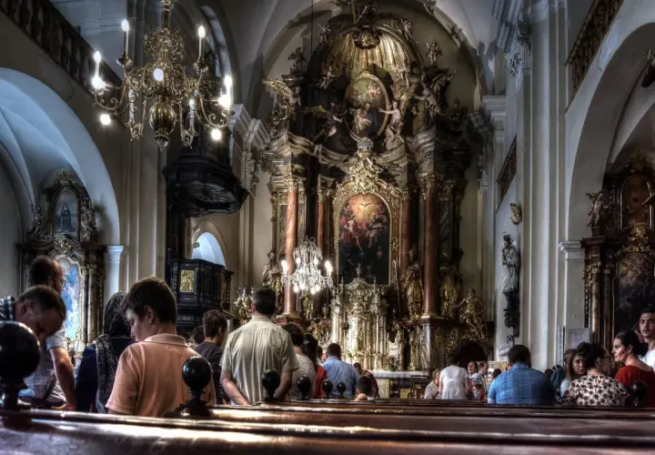 Jak przebiega msza święta? Krok po kroku wyjaśniamy jej znaczenie i symbolikę