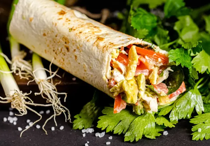 Placek tortilla: Z czym jeść? 30+ pomysłów na farsz i sosy!