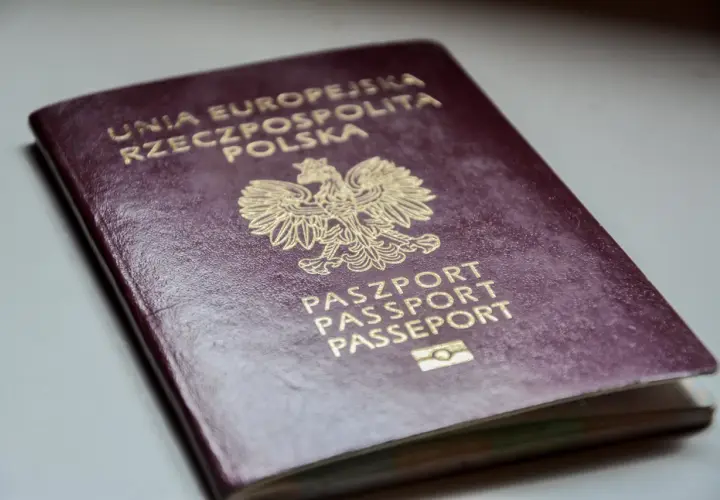 Polski paszport z godłem orła i napisem "PASZPORT".