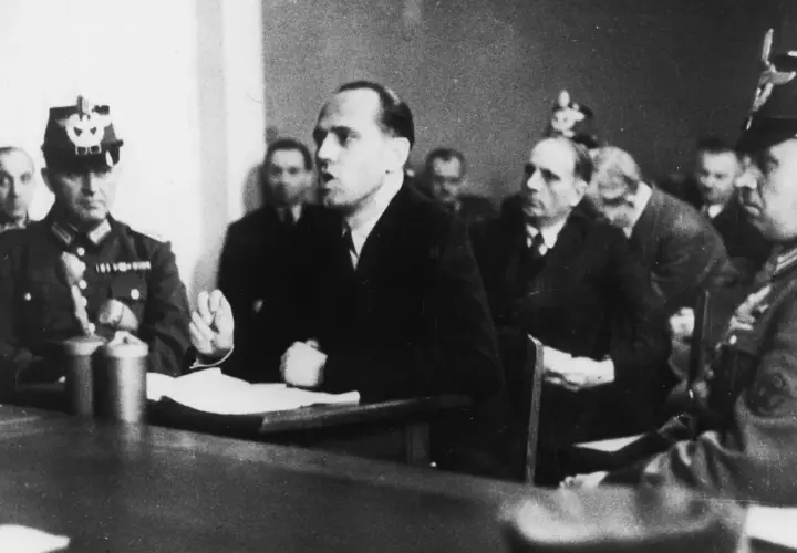 Helmuth James Graf von Moltke spricht in einem Gerichtssaal. Militärangehörige sitzen im Hintergrund.