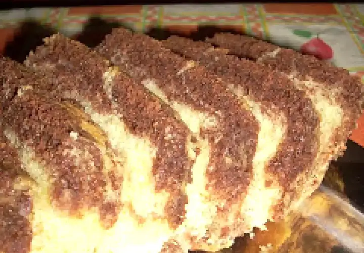 Fette di plumcake marmorizzato con striature di cacao e vaniglia, pronte per essere gustate.