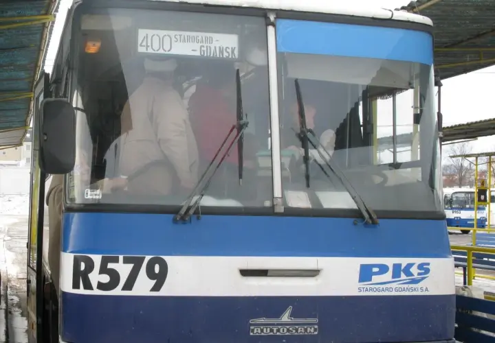 Autobus PKS R579 z napisem "400 Starogard - Gdańsk" na tablicy kierunkowej.