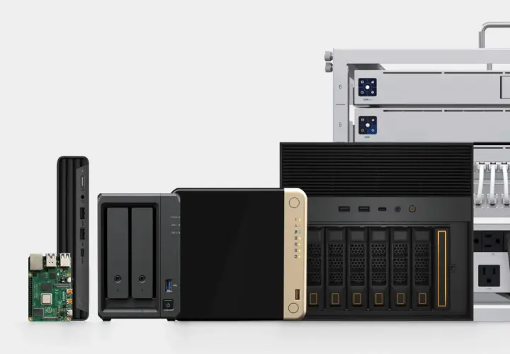 Verschiedene Geräte für ein Homeserver einrichten: Raspberry Pi, NAS-Systeme, Mini-PC und Rack-Server mit Netzwerkkomponenten.