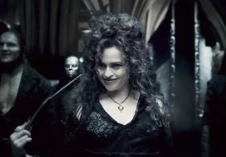 Bellatrix Lestrange aktorka, z burzą ciemnych włosów i złowieszczym uśmiechem, w otoczeniu innych postaci.
