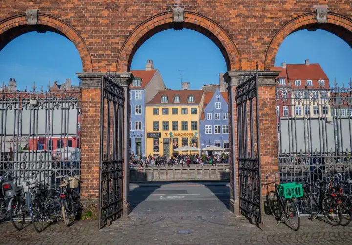 Kolorowe kamienice nad kanałem, rowerzyści i ceglane arkady. Tak wygląda Kopenhaga.