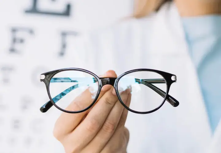 Astygmatyzm: kto lepszy - okulista czy optometrysta? Praktyczny poradnik