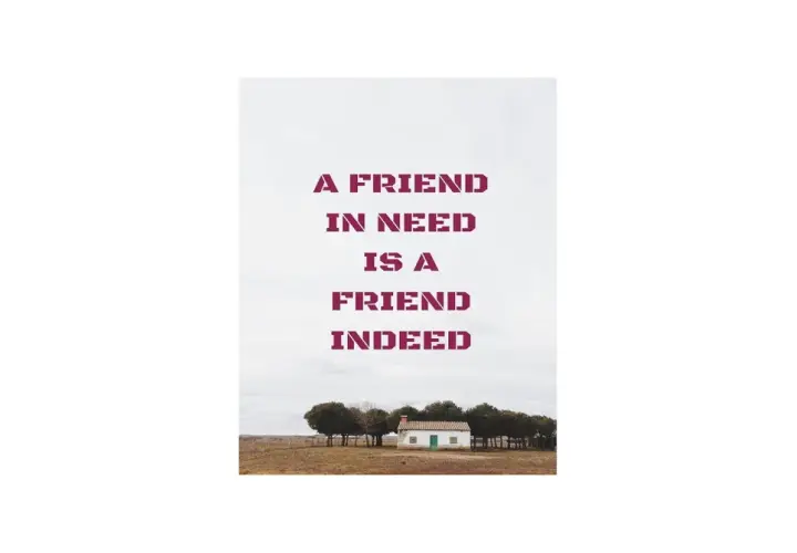 Samotny domek wśród drzew, z napisem "A friend in need is a friend indeed".