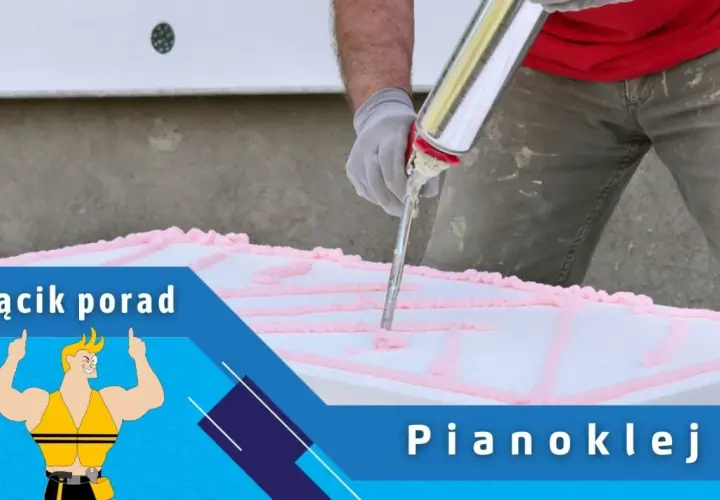 Ręce w rękawiczkach nakładają pianoklej na białą powierzchnię. Czy pianoklej jest wodoszczelny? Dowiedz się w Kąciku porad.