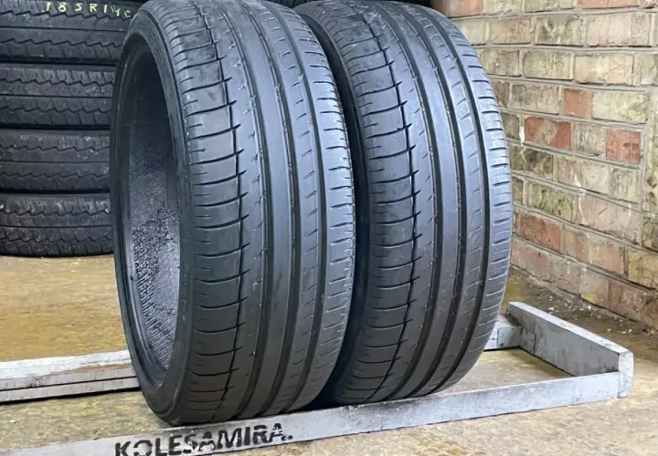 Dos neumáticos Kormoran en primer plano. Buscando kormoran road performance opiniones para tu coche.