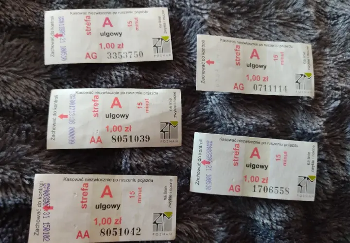 Pięć biletów komunikacji miejskiej z Poznania. Każdy kosztuje 1 zł i jest ulgowy. Dowiedz się, jak kupić bilet w autobusie, by podróżować legalnie.
