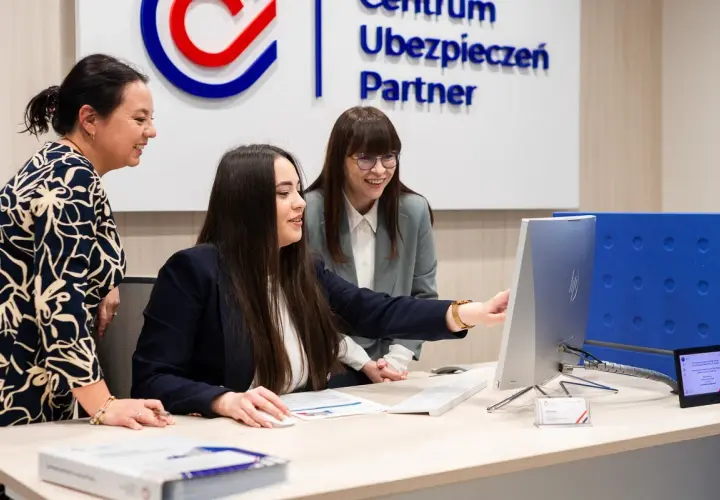 Trzy kobiety w biurze patrzą na ekran komputera.