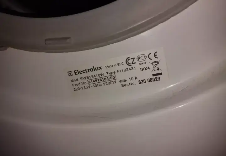 Pralka Electrolux EWS12410W z błędem E40. Na etykiecie widoczny numer seryjny 820 00029.