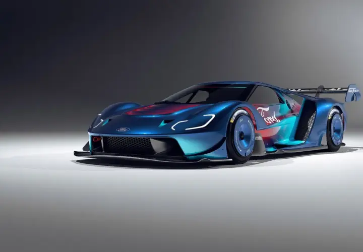 Niebiesko-czerwony Ford GT z aerodynamiką torową, gotowy do wyścigu.