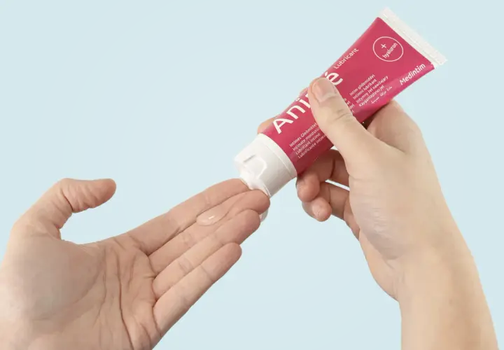 Une main applique un gel lubrifiant sur l'autre, pour soulager la vulve sèche.