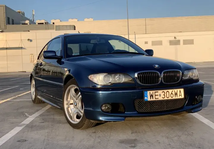 Granatowe BMW E46 330ci na parkingu.