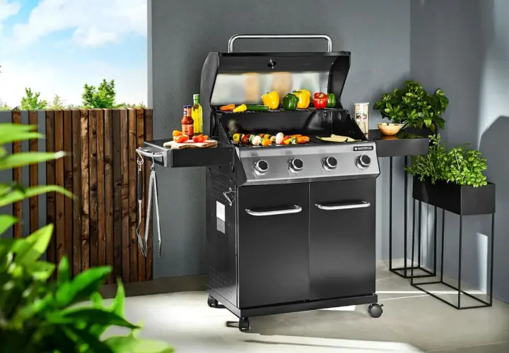 Grill & ogród: jak wybrać najlepsze akcesoria i sprzęt do grillowania