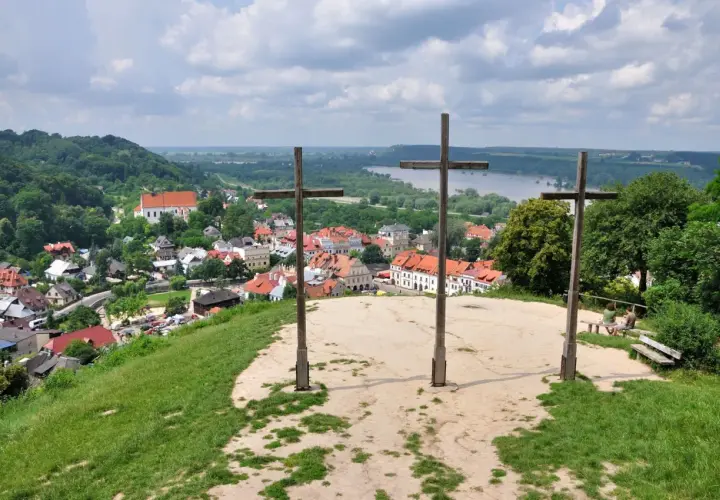 Trzy drewniane krzyże na wzgórzu górują nad Kazimierzem Dolnym. Widok na miasto i Wisłę.