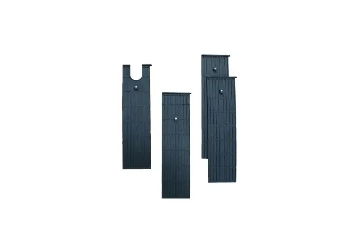 Vier schwarze Gleitplatten für einen Güde Holzspalter, bereit zum Wechseln.