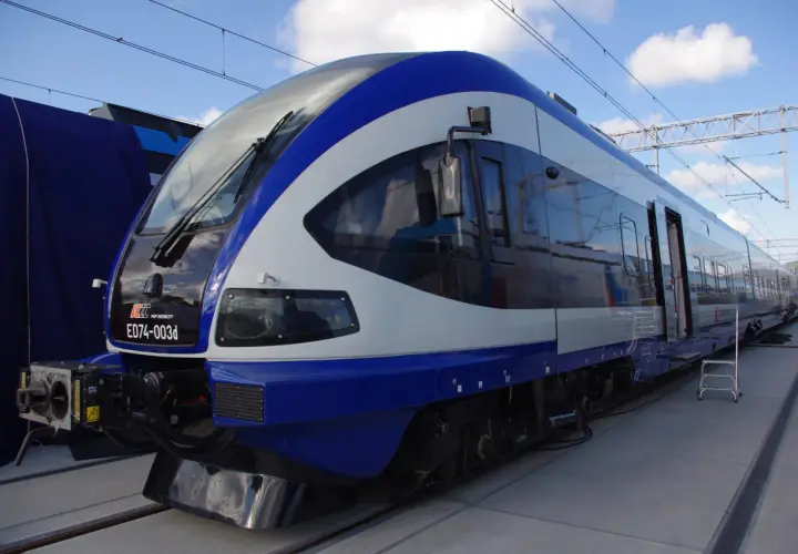 Nowy, nowoczesny ezt pociąg ED74-003d PKP Intercity stoi na torach.