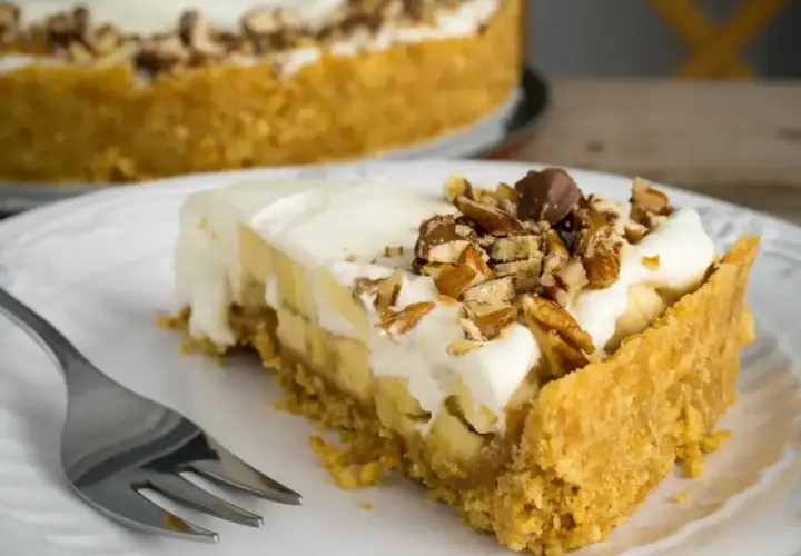 Pyszny kawałek banoffee z kremem, bananami i orzechami. Idealny przepis na deser.