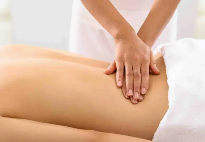 Mains expertes prodiguant un massage mal de dos apaisant, soulageant les tensions et apportant une détente profonde.