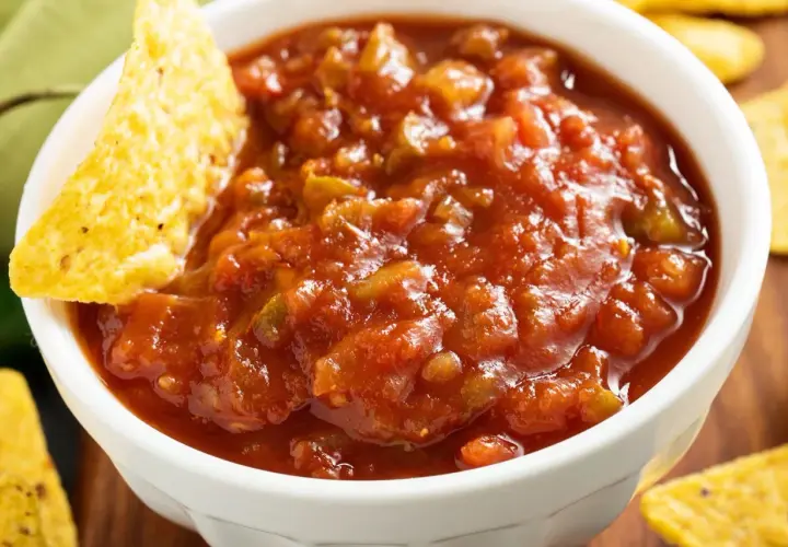 Chrupiące nachos zanurzone w świeżym, domowym pico de gallo. Idealna przekąska na imprezę.