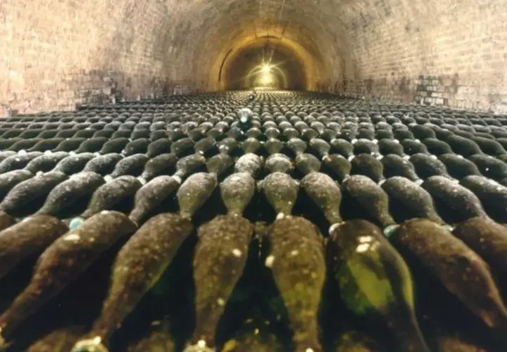 Des milliers de bouteilles de champagne vieillissent dans les caves voûtées de la visite cave Deutz.