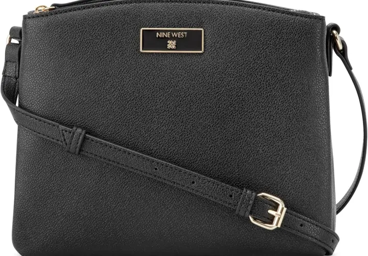 Elegancka, czarna torebka na ramię Nine West z subtelnym złotym logo. Idealna na co dzień.