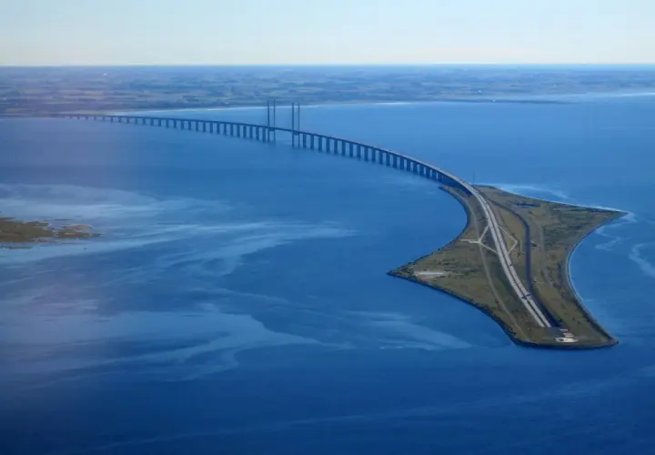 Most Øresund, gdzie kupić bilet na most oresund, łączy Danię ze Szwecją. Widok z lotu ptaka na imponującą konstrukcję nad wodą.