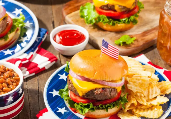 Amerykańskie burgery z frytkami i fasolką, coś co jest w USA, czego nie ma w Polsce.