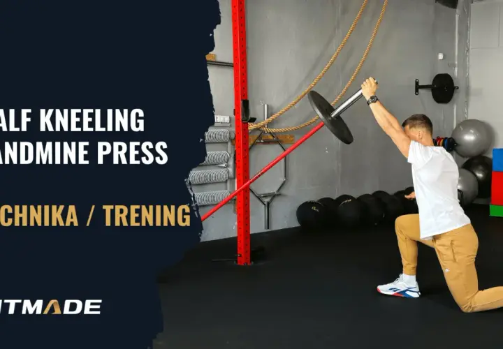 Mężczyzna w pozycji wykrocznej wykonuje ćwiczenie half kneeling landmine press.