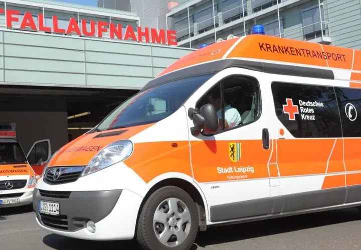 Ein Krankenwagen des Deutschen Roten Kreuzes steht vor der Notaufnahme. Die Frage, wer zahlt Krankentransport, klären oft die Krankenkassen.