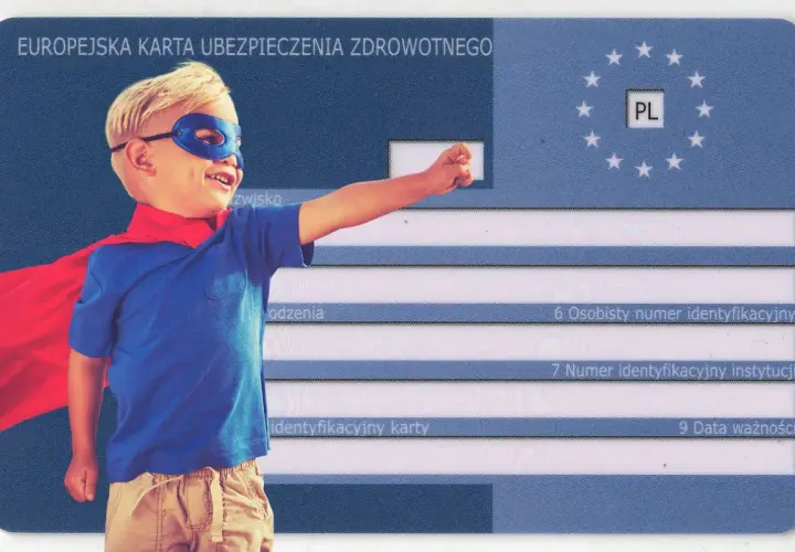 Chłopiec w stroju superbohatera na tle Europejskiej Karty Ubezpieczenia Zdrowotnego. Czy karta EKUZ działa w Turcji? Tak, zapewnia ochronę.