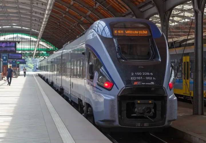 Pendolino na dworcu, gotowe do podróży. Zastanawiasz się, ile zarabia konduktor Pendolino?