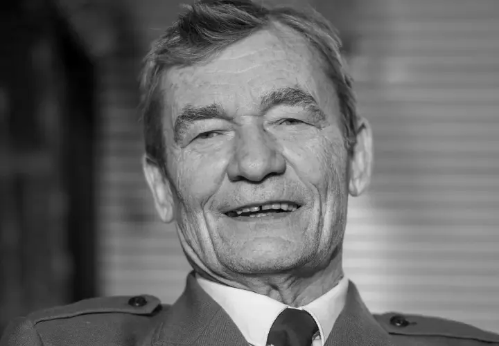 Uśmiechnięty Krzysztof Kiersznowski. Wiele osób szuka informacji, krzysztof kiersznowski na co zmarł, ale to zdjęcie go upamiętnia.