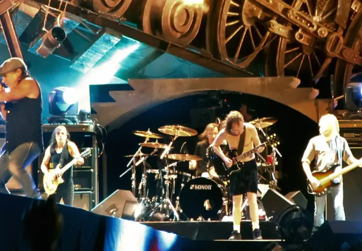Zespół na scenie, wokalista z mikrofonem, gitarzyści i perkusista. To ich autostrada do piekła, pełna rock and rolla.