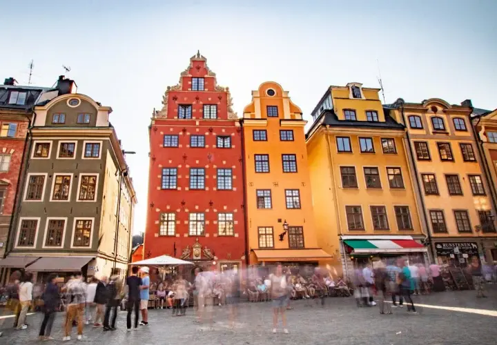 Bunte Häuser am Stortorget, Stockholm. Ein Muss für jeden, der die Stadt besucht. Menschen flanieren über den Platz.